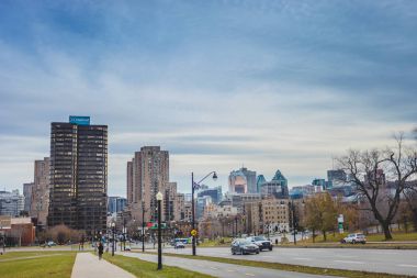 Montreal, Kanada - 30 Kasım 2017: Park Caddesi ile şehir Montreal şehir içinde geçmiş. Resim Mount-Royal önünde bir soğuk sonbahar gün üzerinde