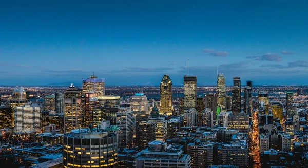 モントリオール カナダ 2017 冷たい雪に覆われたモントリオール ダウンタウン夜景マウント ロイヤル トップからの大きな解像度を超します — ストック写真