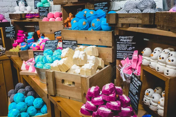 Inside Lush Shop in Montreal on St-Denis Street. Wide shot of th — Stock Photo, Image