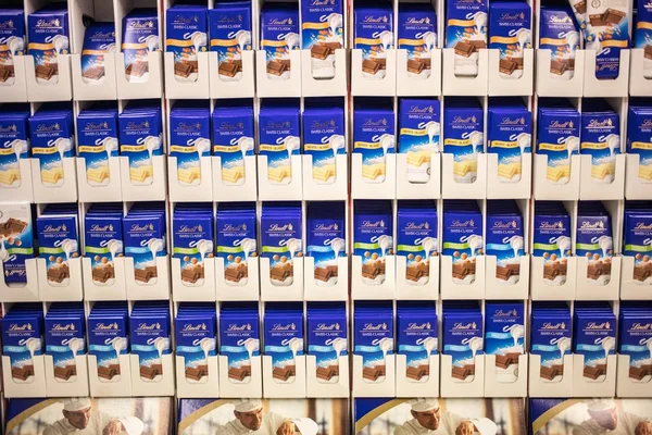 Montreal Canadá Noviembre 2017 Lindt Chocolate Rack Lleno Tabletas Supermercado — Foto de Stock