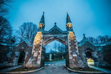 Soğuk bir Evenin sırasında tarihi Mount Royal mezarlığı giriş kapısı