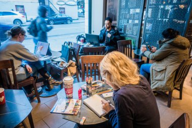 Montreal, Kanada - 1 Aralık 2017: Montreal Starbucks bir kağıt yastık üzerinde çizim genç kadın.