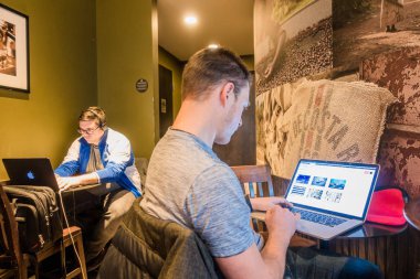 Montreal, Kanada - 1 Aralık 2017: Beni, yalnız bir masada, Keywording ve Montreal Starbucks stok kurumunda Fotoğraflar Uploading.