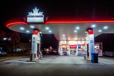 Montreal, Kanada - 1 Aralık 2017: Petro Canada ticaret ve benzin istasyonu gece geç saatlerde aydınlatılmış