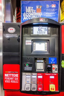 Montreal, Kanada - 1 Aralık 2017: Petro Canada benzin pompası ve 60 litre için toplam fiyat.