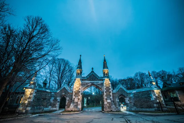 Zabytkowy cmentarz Mount Royal bramy wjazdowej podczas zimnej wieczorem — Zdjęcie stockowe