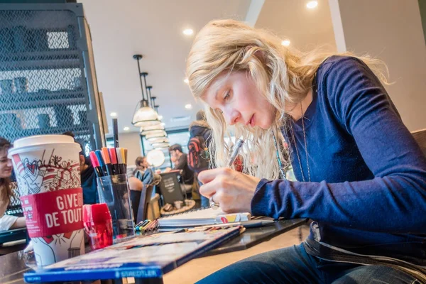 몬트리올 캐나다 2017 여자는 몬트리올 스타벅스에서 패드에 스케치 — 스톡 사진