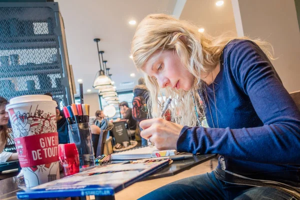 Montreal Canadá Dezembro 2017 Young Woman Sketching Paper Pad Montreal — Fotografia de Stock