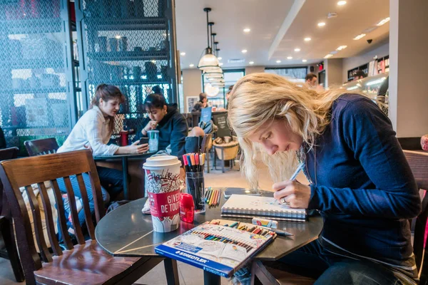 Montreal Canadá Dezembro 2017 Young Woman Sketching Paper Pad Montreal — Fotografia de Stock