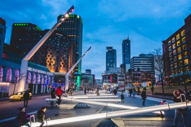 Montreal, Kanada - 3 Aralık 2017: Place Des Arts Square gece çocuklar ve veliler eğleniyor tahterevallileri üzerinde bu değişiklik ışık yoğunluğu ve aynı zamanda müzik yapar ile vardır.