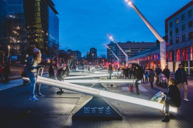 Montreal, Kanada - 3 Aralık 2017: Place Des Arts Square gece çocuklar ve veliler eğleniyor tahterevallileri üzerinde bu değişiklik ışık yoğunluğu ve aynı zamanda müzik yapar ile vardır.