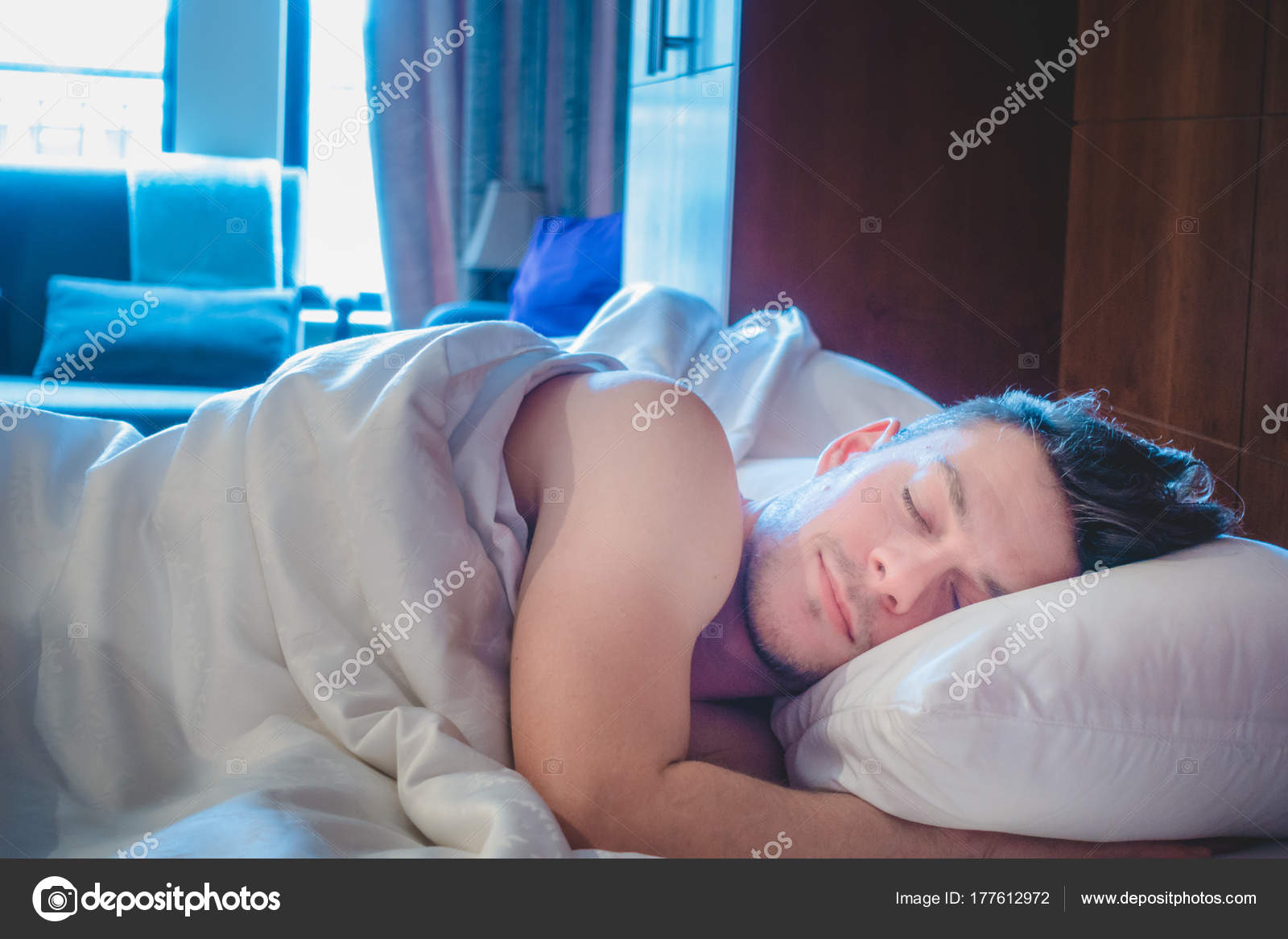 imagen de hombre durmiendo solo