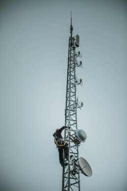 Telekom alt araçları ve koşum takımı ile anten Kulesi tırmanma