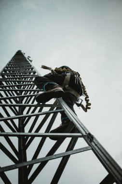 Telekom alt araçları ve koşum takımı ile anten Kulesi tırmanma