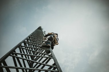 Telekom alt araçları ve koşum takımı ile anten Kulesi tırmanma