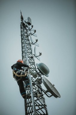 Telekom alt araçları ve koşum takımı ile anten Kulesi tırmanma