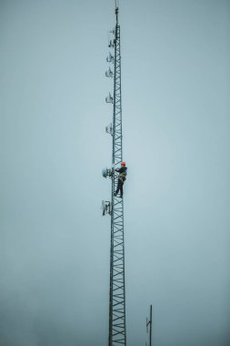 Telekom alt koşum takımı ve araçları ile anten Kulesi tırmanma