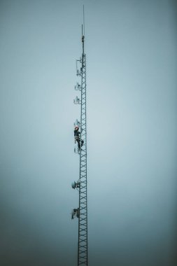Telekom alt koşum takımı ve araçları ile anten Kulesi tırmanma