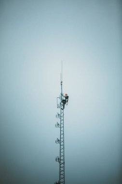 Telekom alt koşum takımı ve araçları ile anten Kulesi tırmanma