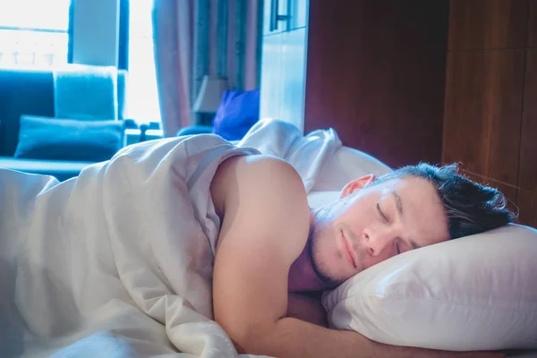 Hombre Durmiendo Solo Hotel Apartamento Por Mañana — Foto de Stock