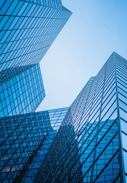背景の空とモントリオールのダウンタウンの抽象 複雑な青い高層ビル構造 — ストック写真