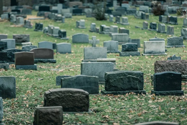 Volver a lápidas en un cementerio antiguo en otoño — Foto de Stock