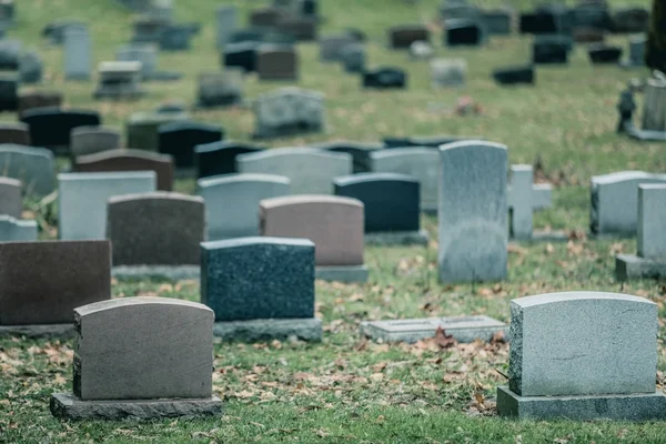 Volver a lápidas en un cementerio antiguo en otoño — Foto de Stock