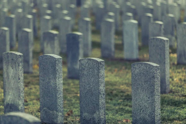Задняя Часть Армейского Надгробия Кладбища Время Печального Мрачного Осеннего Дня — стоковое фото