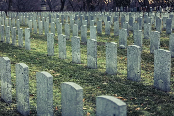 Parte Trás Farol Exército Cemitério Cemitério Durante Dia Outono Sombrio — Fotografia de Stock