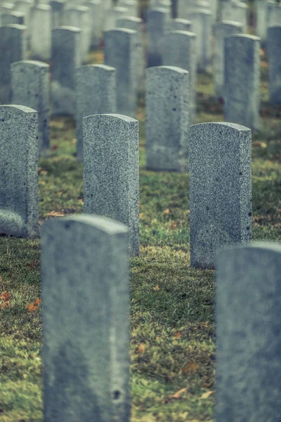 Volver Lápida Del Ejército Cementerio Durante Triste Día Nublado Oscuro — Foto de Stock