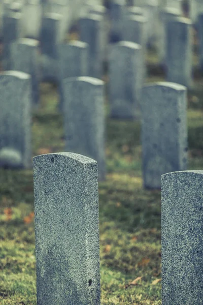 Volver Lápida Del Ejército Cementerio Durante Triste Día Nublado Oscuro —  Fotos de Stock