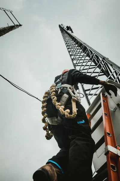 Telecom Munkavállaló Mászó Torony Eszközökkel Hám — Stock Fotó