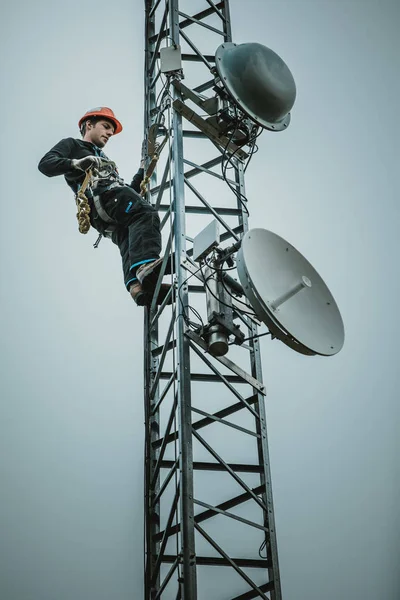 Telecom Munkavállaló Cliping Karabiner Hámrendszerű Biztonsági Antenna Torony — Stock Fotó