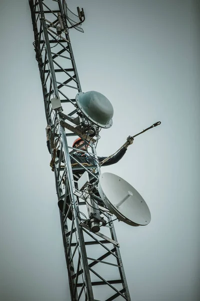 Telecom Munkavállaló Cliping Karabiner Hámrendszerű Biztonsági Antenna Torony — Stock Fotó