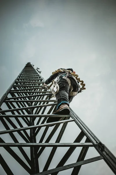 Telecom Werknemer Klimmen Antenne Toren Met Tools Harnas — Stockfoto