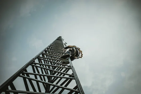 Torre Antena Escalada Trabalhador Telecomunicações Com Ferramentas Chicote — Fotografia de Stock