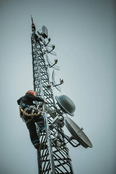 Телеком Работник Альпинистская Антенна Башня Инструментами Ремнями Безопасности — стоковое фото