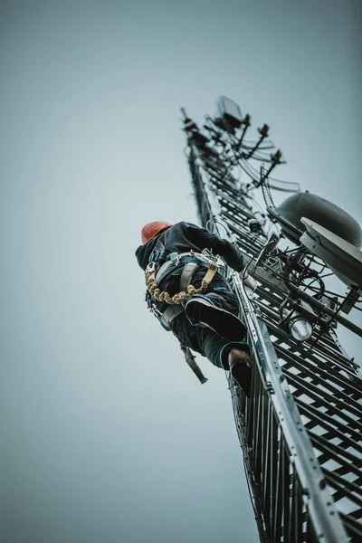 电信工作者攀登天线塔用工具和线束 — 图库照片