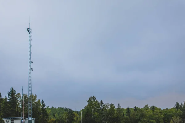 Telecom Werknemer Klimmen Antenne Toren Met Harnas Tools — Stockfoto