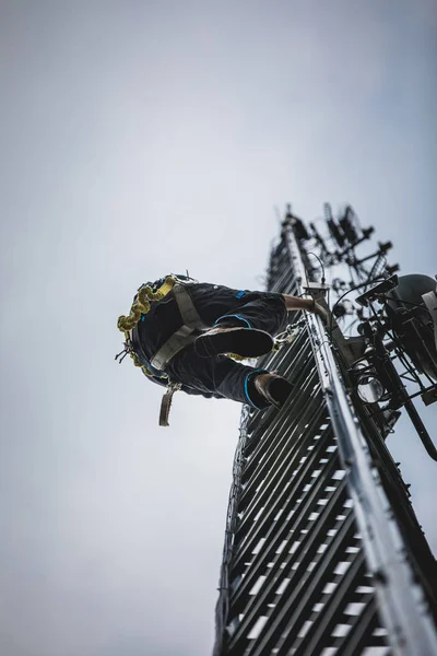 Torre Antena Escalada Trabajador Telecomunicaciones Con Herramientas Arnés —  Fotos de Stock