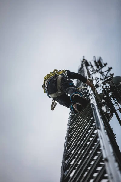 Telecom Werknemer Klimmen Antenne Toren Met Tools Harnas — Stockfoto