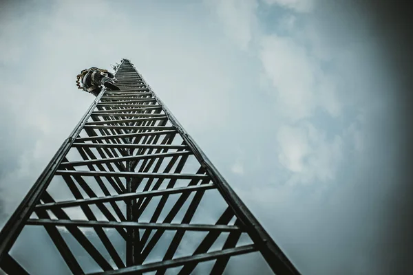 Εργάτης Τηλεπικοινωνιών Αναρρίχηση Πύργο Κεραιών Εργαλεία Και Εξάρτυση — Φωτογραφία Αρχείου
