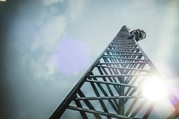 Torre Dell Antenna Arrampicata Del Lavoratore Telecomunicazione Con Gli Attrezzi — Foto Stock