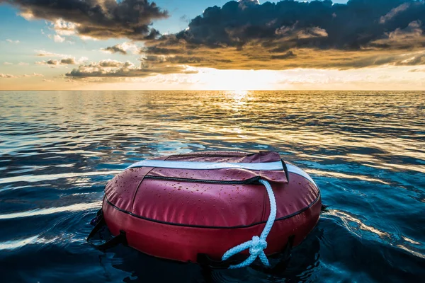 Bóia Vermelha Para Mergulho Livre Flutuando Oceano Luzes Pôr Sol — Fotografia de Stock