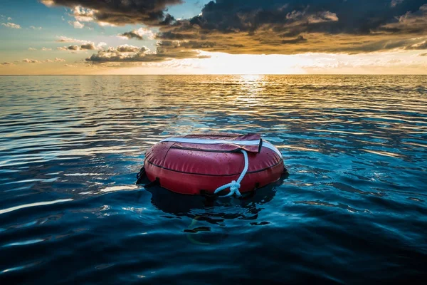 Röda Bojen För Fridykning Flyter Havet Solnedgången Ljus — Stockfoto