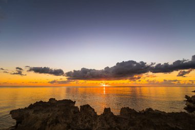 San Andres adasında, Caribbean günbatımı ışıklar büyük volkanik kayalarda için görüntüleyin.