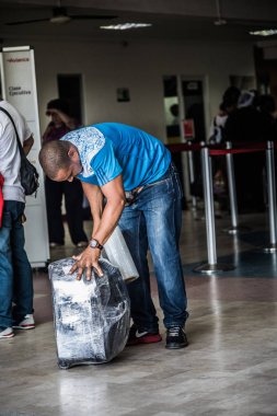 San Andres Adası, Kolombiya - Mart 2017 yaklaşık: Plastik Ambalaj turizm uygun fiyata bırakarak satan tüccar.