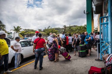 San Andres Adası, Kolombiya - Mart 2017 yaklaşık: Kolombiyalı taksi ve mekikleri sürücüleri bekleyen bir toplu iş turistler önünde Airport San Andres de için