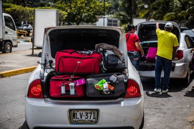 San Andres Adası, Kolombiya - Mart 2017 yaklaşık: Kolombiyalı taksi ve mekikleri sürücüleri bekleyen bir toplu iş turistler önünde Airport San Andres de için