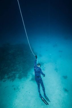 San Andres Adası, Kolombiya - Mart 2017 yaklaşık: Freediver dalış ve aşağıdaki Life Line derin mavi San Andres Adası, Kolombiya ne zaman istersen.